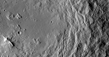 سفينة فضاء تلتقط صور لهرم متوهج ارتفاعه 4 ميل على الكوكب القزم "سيريس"