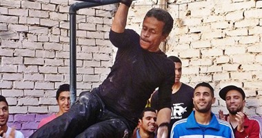 بالفيديو.. أكبر لاعبى الباركور المصريين فى مناورة خطيرة للتسلق الحر