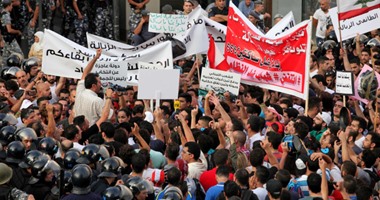شبان حملة "طلعت ريحتكم" يقتحمون مبنى وزارة البيئة ببيروت