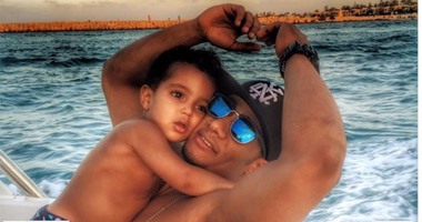 محمد رمضان ينشر صورته بصحبة ابنه.. ويعلق "أحلى لحظات حياتى وأحلى حضن"