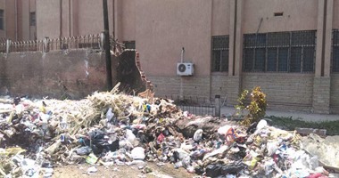 صحافة المواطن.. هدم سور كلية تجارة بنها أثناء محاولة إزالة القمامة