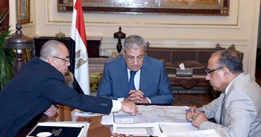 محلب يبحث مع وزير الطيران المشروعات الجارية لتطوير وتحديث المطارات المصرية