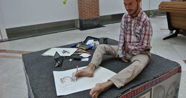 "متخليش حاجة توقفك".. فنان رومانى يستخدم قدميه بدلاً من يديه فى الرسم