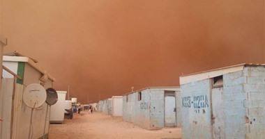 "صحافة المواطن".. عاصفة رملية تهب على مخيم لاجئيين سوريين بالأردن