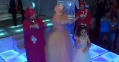 على طريقة المصريين..عروسة وإخواتها يقدمون وصلة رقص بالعربى والهندى والأجنبى