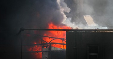 7 سيارات إطفاء تحاول السيطرة على حريق بمخزن شركة للأسمنت بالسويس