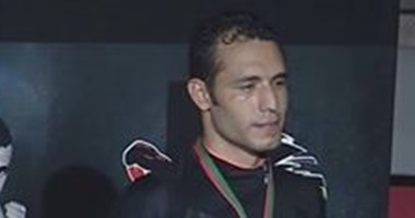 بطل الملاكمة حسام بكر يعلن اعتزال الملاكمة عبر "فيس بوك"