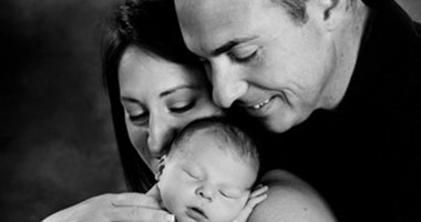 مارك وشاينا عملوا "فوتو سيشن" لطفلهم من عمر 10 أيام.. عبر عن فرحتك بطريقتك