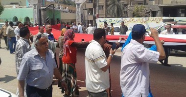 رئيس مدينة "سمالوط" بالمنيا يوقع على أطول علم مصرى فى العالم