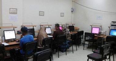 توافد طلاب المرحلة الأولى على مكتب تحويل الرغبات بجامعة القاهرة