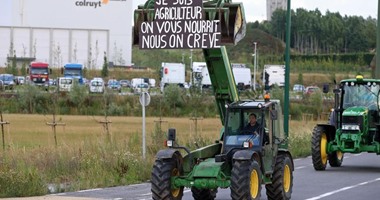 150 مزارعا يستولون على 35 طن لحوم من شاحنة إسبانية