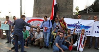 وقفة لتحالف شباب الثورة بكوبرى قصر النيل احتفالا بافتتاح قناة السويس