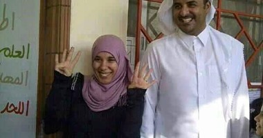 إعادة تداول صورة لأمير قطر بجوار معلمة ترفع شعار رابعة بالدوحة