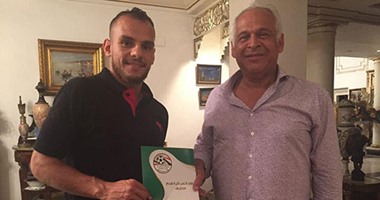 بالصور.. خالد قمر يوقع لسموحة موسم إعارة رسمياً