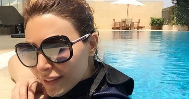 يارا تتحدى قسوة حرارة الجو فى الـ"piscine‬‏"