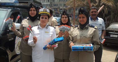 بالصور.. أمن الشرقية يوزع الشيكولاتة والزهور على المواطنين احتفالا بالقناة