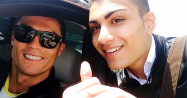 بالصور.. عاشق كريستيانو رونالدو ينفق الآلاف ليكون شبيها لنجمه المفضل