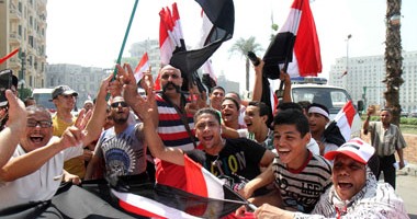 بالفيديو.. الشرطة تطالب المواطنين بمغادرة "التحرير" والاحتفال بميدان "عابدين"