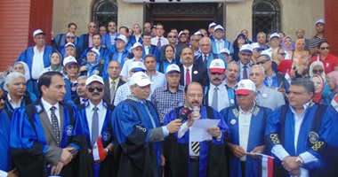 بالصور.. مسيرة لأعضاء هيئة التدريس بالإسكندرية بالروب احتفالا بقناة السويس