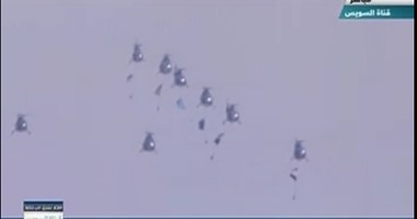 استعراض الطائرات الحربية بأعلام مصر أعلى المجرى الملاحى للقناة الجديدة