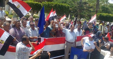مواطنون يحتفلون بافتتاح قناة السويس فى حديقة الويلى بجوار قصر القبة