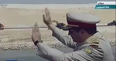 الرئيس السيسى يحيى العاملين بقناة السويس من أعلى يخت المحروسة