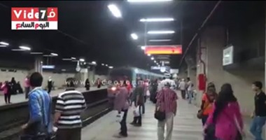 بالفيديو.. محطات المترو تستقبل المواطنين بأغانى وطنية احتفالا بقناة السويس الجديدة