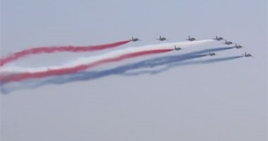 فريق الألعاب الجوية يرسم علم مصر فى سماء القاهرة احتفالا بافتتاح القناة