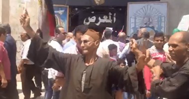 مسن يرقص بعلم مصر أمام محافظة القليوبية احتفالا بقناة السويس