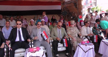 محافظ الفيوم ومدير الأمن يشاركان المواطنين الاحتفال بافتتاح قناة السويس