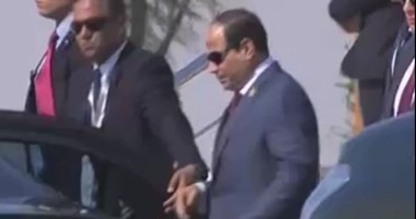 السيسي يستبدل الزى العسكرى بآخر مدنى ويتجه لمنصة الاحتفال بافتتاح القناة