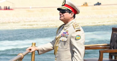 السيسى مرتديًا الزى العسكرى خلال حفل افتتاح قناة السويس الجديدة