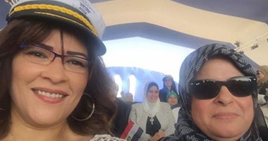 فاطمة ناعوت تلتقط "سيلفى" مع شقيقة "السيسى" بحفل افتتاح قناة السويس