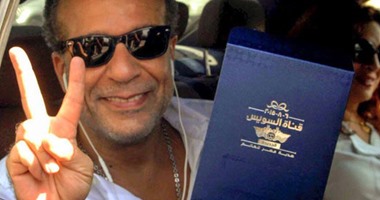 شريف منير يرفع علامة النصر احتفالا بقناة السويس الجديدة