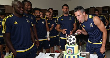 بالصور.. لاعبو فنربخشة يحتفلون بعيد ميلاد فان بيرسى
