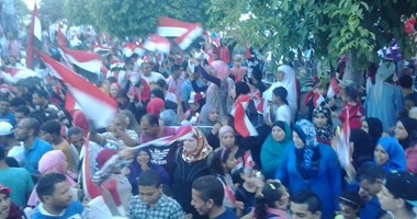 المئات من أهالى الإسماعيلية يحتفلون ببدء العبور فى قناة السويس الجديدة 