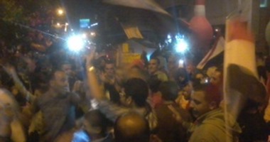 بالفيديو..المحتفلون بقناة السويس فى التحرير يحرقون دمية ترمز لجماعة الإخوان