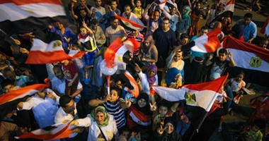 المصريون يواصلون احتفالهم بافتتاح قناة السويس الجديدة بميدان التحرير
