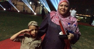 الطفل عمر المصاب بالسرطان يشارك فى الحفل الغنائى بالإسماعيلية