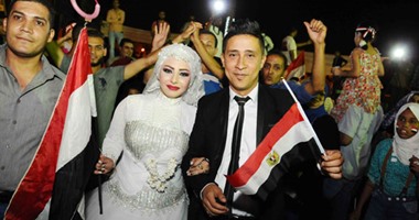 عروسان يشاركان فى احتفالات افتتاح قناة السويس الجديدة بميدان النهضة