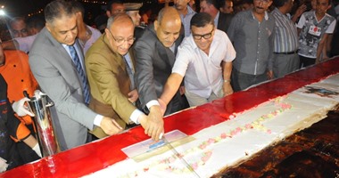 تورتة بطول 11 مترا على هيئة علم مصر فى احتفالات أسوان بالقناة الجديدة