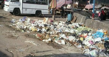 صحافة المواطن.. أكوام القمامة تحاصر موقف سيارات ناهيا فى بولاق الدكرور