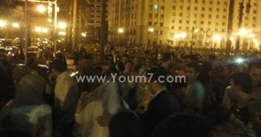 عروسان يحتفلان بزفافهما فى "التحرير" ابتهاجا بقناة السويس الجديدة