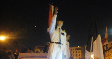 بالصور.. المحتفلون بالتحرير يطوفون الميدان بتمثال للسيسى وشعار قناة السويس