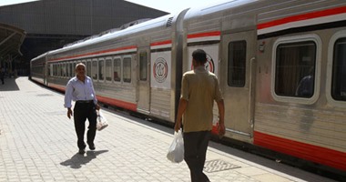انبعاث دخان من قطار القاهرة - الإسكندرية بالمنوفية والركاب يقفزون من النوافذ