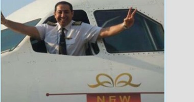 صحافة المواطن: طيار يشير بعلامة النصر من نافذة طائرة احتفالا بقناة السويس