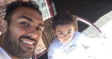 أحمد المحمدى يحتفل بفوز هال سيتى بـ"سيلفى" مع "مالك"