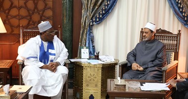 الإمام الأكبر يلتقى سفير الكاميرون ويعلن استعداد الأزهر لإنشاء معاهد ببلاده