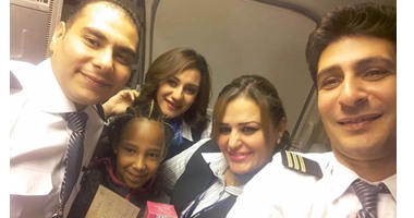 طاقم ضيافة مصر للطيران يحتفل بعيد ميلاد طفلة أثيوبية خلال الرحلة