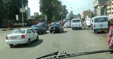 بالصور.. توقف حركة المرور بشارع فيصل بسبب سيارة ملاكى تسير عكس الاتجاه